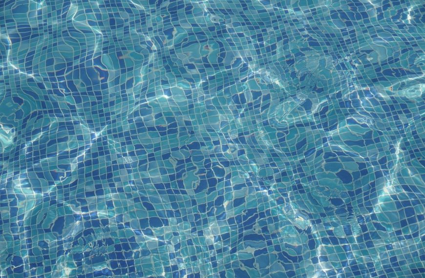 gazon synthétique autour piscine